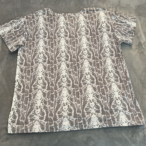 Socialite Crewneck T-Shirt - Grey and White Snake Print - Size Large - Picture 8 of 8